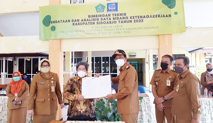 SEPAKAT: Bupati Muhdlor menunjukkan MoU terkait penyerapan tenaga kerja oleh KIS. foto: ist.