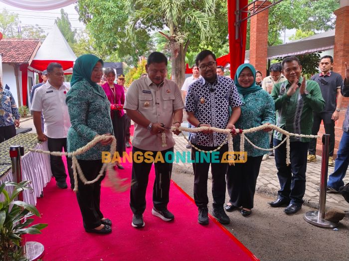 Bupati Nganjuk, Marhaen Djumadi saat prosesi potong pita. Foto: Bambang DJ/BANGSAONLINE