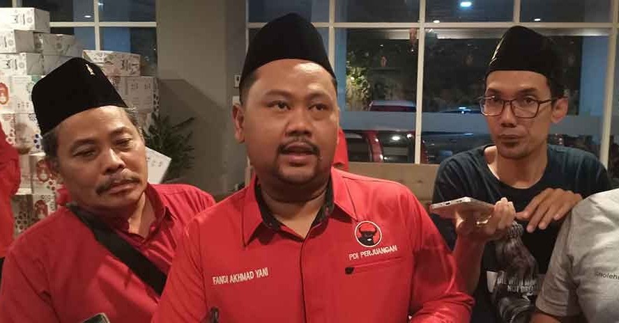 Ketua DPC PDI Perjuangan Gresik, Fandi Akhmad Yani, saat memberikan keterangan pers. Foto: Syuhud/Bangsaonline.