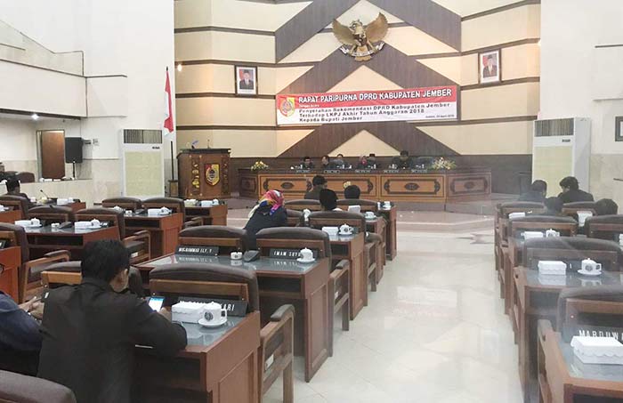 Suasana paripurna DPRD Jember.