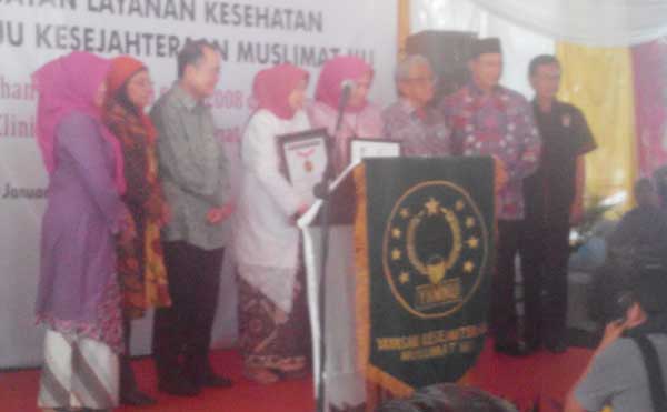 Acara tasyakuran atas dianugerahkannya ISO 9001 dan penghargaan dari MURI kepada Klinik Hemodialis Muslimat NU Cipta Husada, Ahad (10/1/2016). foto: BANGSAONLINE