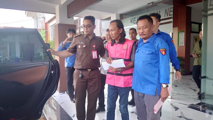 WW saat digelandang petugas Kejari Sidoarjo