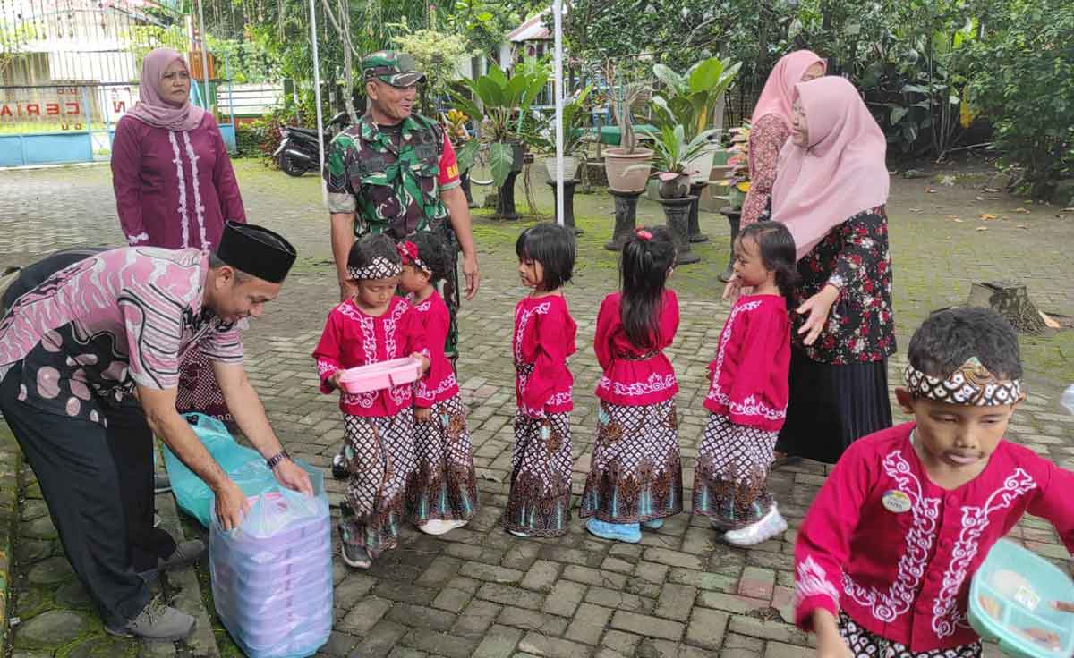 Koperasi Usaha Berkah Kediri Raya saat menggelar simulasi MBG atau makan bergizi gratis di PAUD Taman Cerita Desa Pagu. Foto: Ist