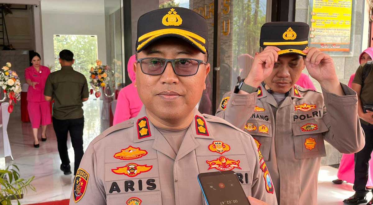 Kapolres Batu yang baru, AKBP Aris Purwanto, saat memberi keterangan ke awak media.