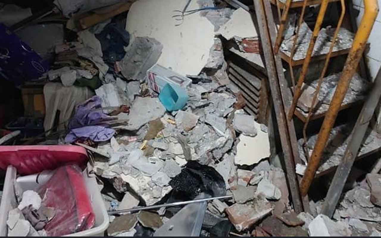 Rumah yang berada di Jalan Dupak Timur 2 No 49, Bubutan, Surabaya, roboh pada Rabu (7/1/2026). Foto: Ist.