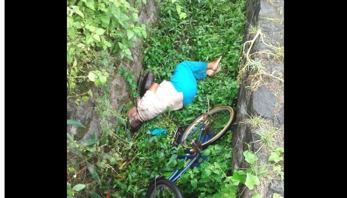 Korban dan sepeda berikut tas selempang miliknya yang ditemukan di dalam selokan tepi sawah oleh warga.