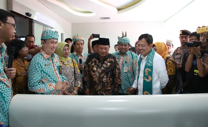 KUNJUNGAN: Menkes RI dr Terawan Agus Putranto saat kunjungan ke RSUD Sidoarjo, Jumat (13/12). foto: ist