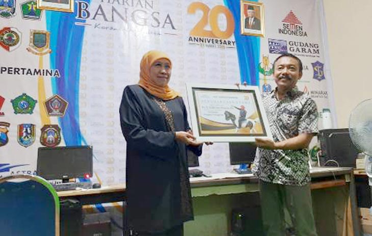 Gubernur Jawa Timur Khofifah Indar Parawansa saat menerima Perhargaan Utama sebagai Pemimpin Tanggap-Trengginas dari Komisaris Utama HARIAN BANGSA M Mas