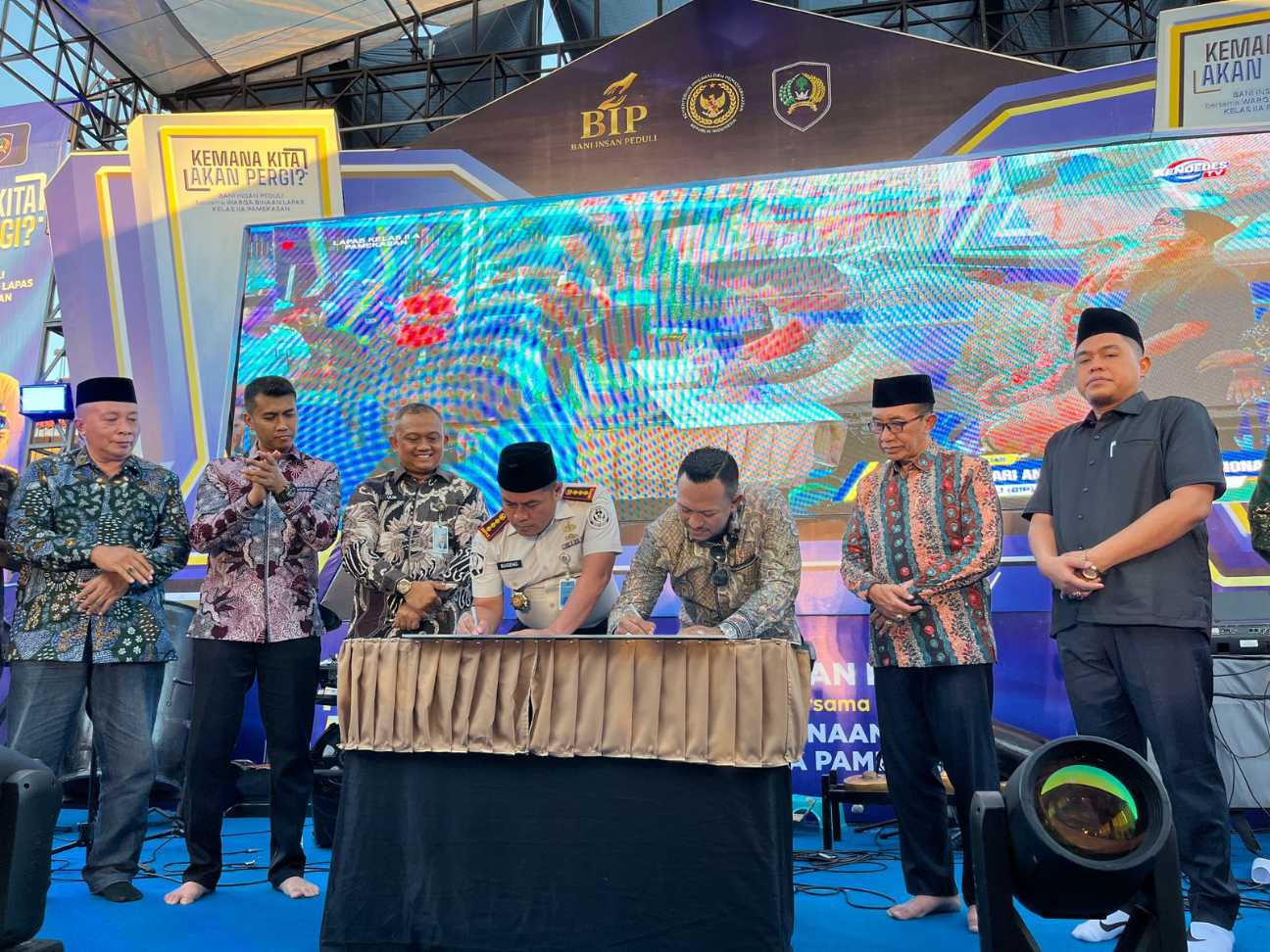 Founder Bani Insan Peduli dan Kalapas Pamekasan menandatangani MoU
