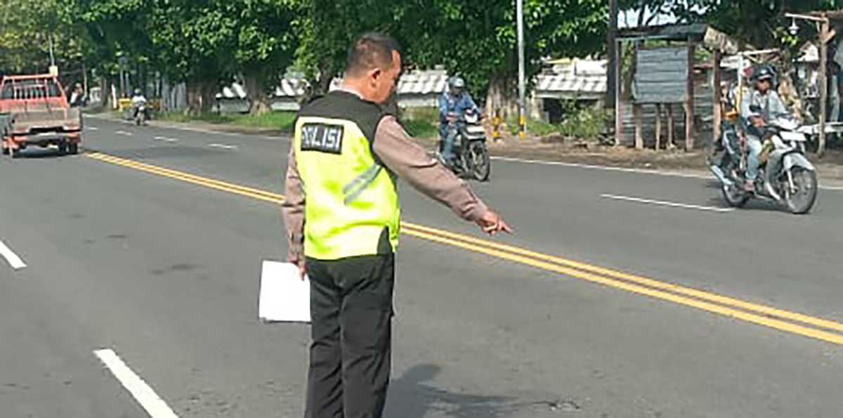 Petugas saat olah TKP kecelakaan di Sidoarjo.