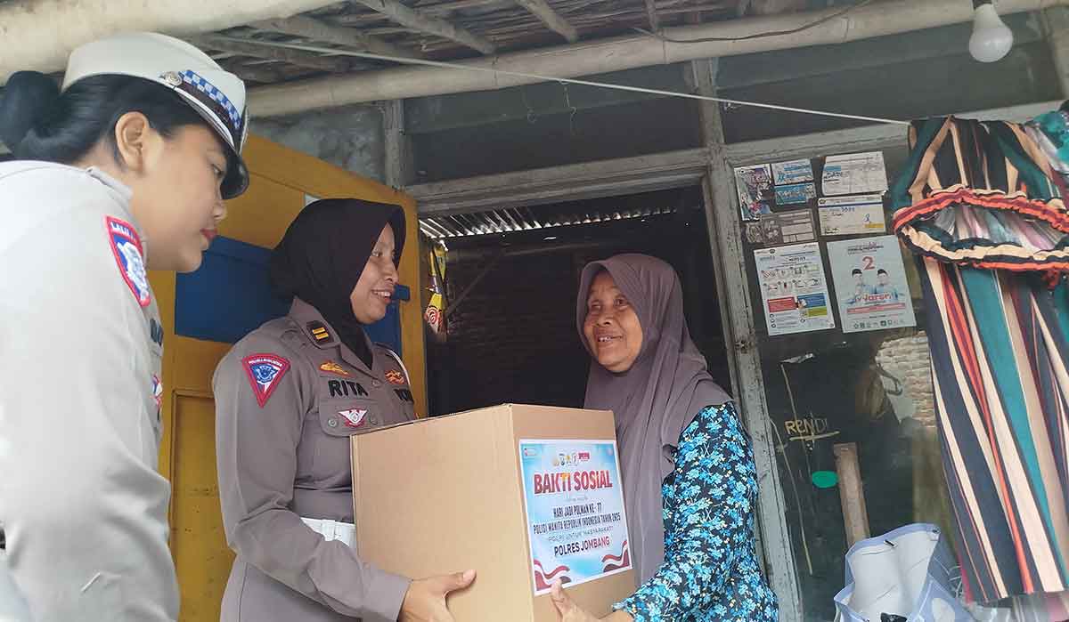 Kasatlantas Polres Jombang, Iptu Rita Puspitasari, saat menyalurkan bantuan ke Sulasmi.