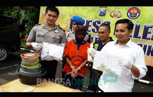 Petugas saat mengekspos tersangka Sofyan di Mapolres Gresik. foto: SYUHUD/ BANGSAONLINE