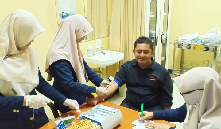 Salah satu wartawan sedang mengikuti pemeriksaan kesehatan.
