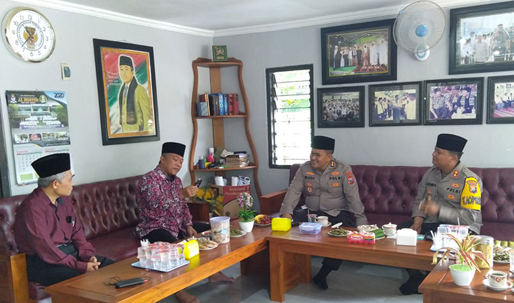 AKBP E.G Pandia melakukan silaturahmi kepada tokoh agama, Rabu (25/11/2020). (foto: ist)