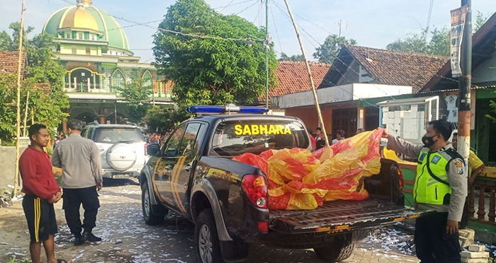 Petugas saat mengamankan balon udara di Desa Ngumpul, Kecamatan Jogoroto, Kabupaten Jombang.