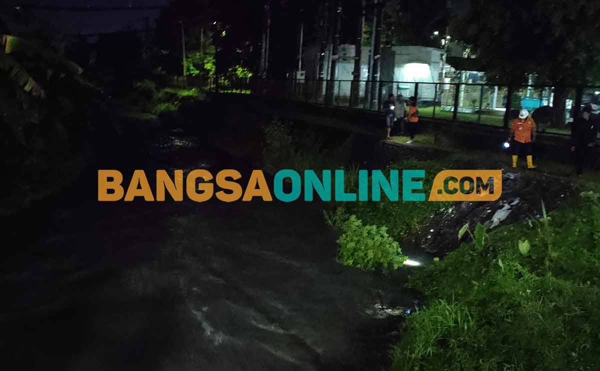Tim gabungan saat menyusuri sungai untuk mencari anak yang masih belum diketemukan. Foto: MUJI HARJITA/BANGSAONLINE