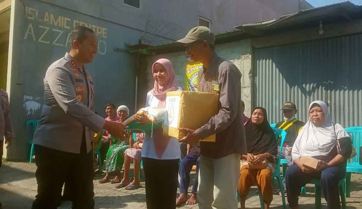 Kapolres Kediri saat menyerahkan secara simbolis bantuan sembako kepada perwakilan lansia. Foto: Ist 

