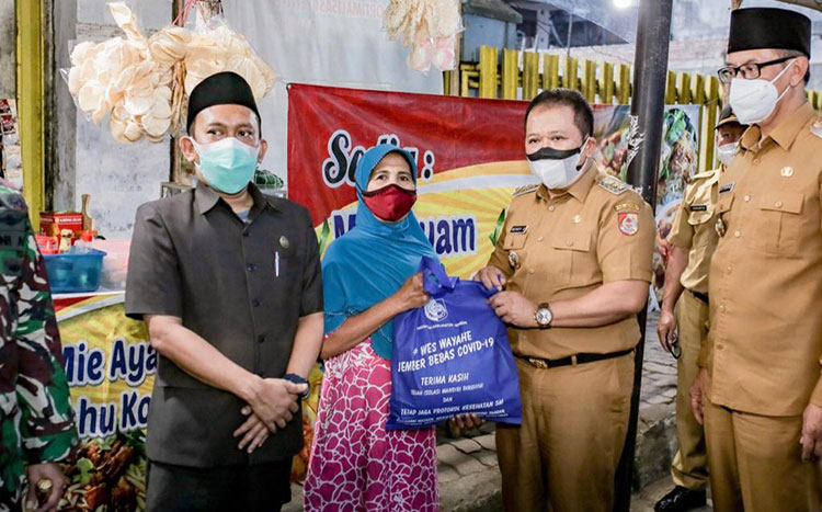 Bupati Hendy Siswanto didampingi Wakil Bupati Gus Firjoun bersama seluruh jajaran forkopimda membagikan sembako secara langsung kepada warga di Perumahan Griya Mangli dan Jl. Gajah Mada XXIV.