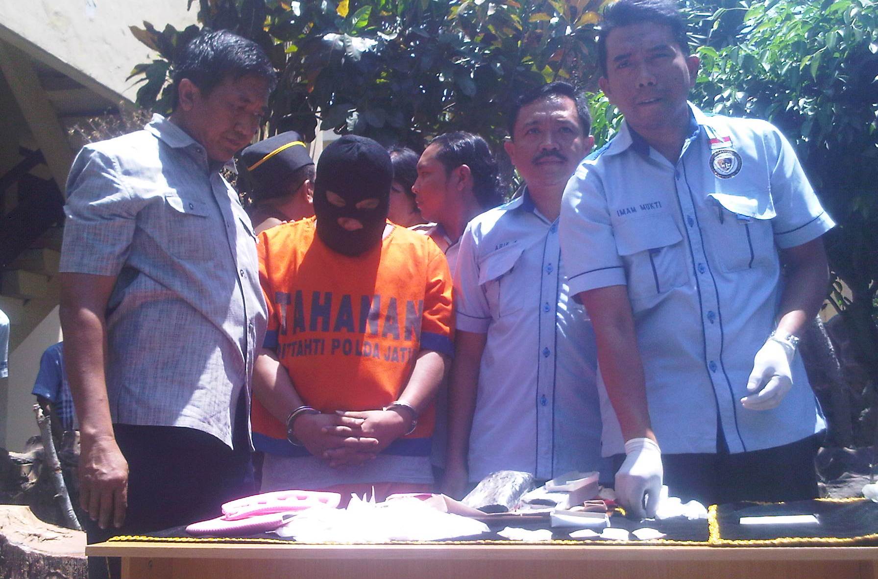  BARANG BUKTI -Polda Jatim menunjukkan tersangka bandar narkoba dan barang bukti narkoba, di Mapolda Jatim, Rabu (24/9/2014). foto : azharil farih/BangsaOnline
