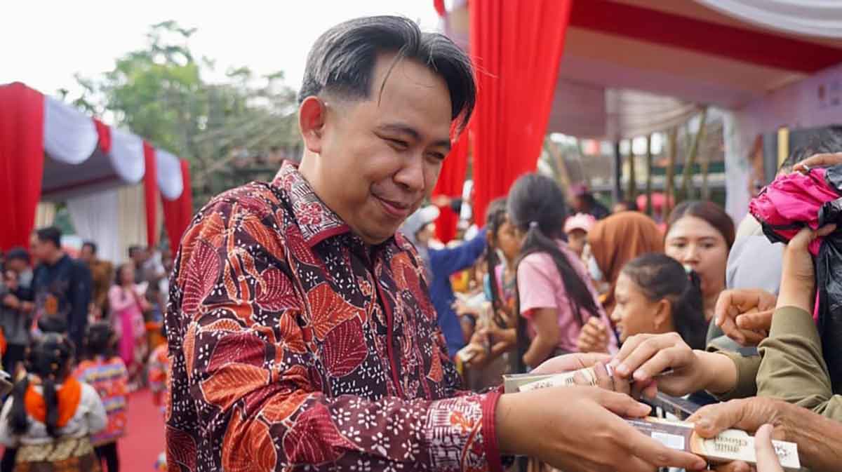 Bupati Jember saat menyapa masyarakat.