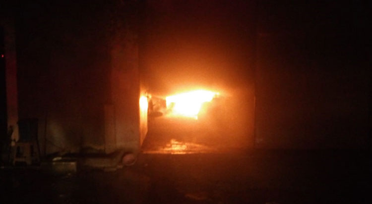 Kondisi gudang sol sepatu di Pergudangan Maico 7, Jalan Raya Jimbaran Wetan, Kecamatan Wonoayu, Sidoarjo, saat terbakar.