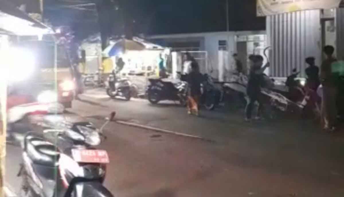 Tangkapan layar video pembacokan 2 pemuda di Sampang.