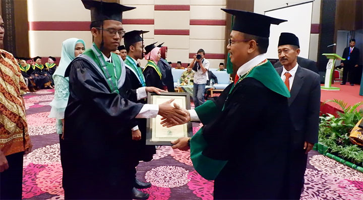 SELAMAT: Rektor Unusida Dr. H. Fatkul Anam, Msi menyerahkan penghargaan pada wisudawan terbaik saat Wisuda ke-1 Unusida, di Favehotel Sidoarjo, Minggu (28/4). foto: ist