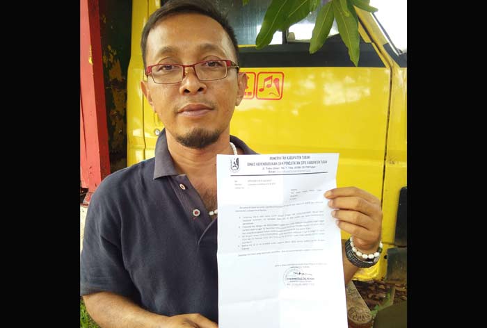Kuasa hukum pelapor menunjukkan suraat keterangan dari Disdukcapil Tuban.