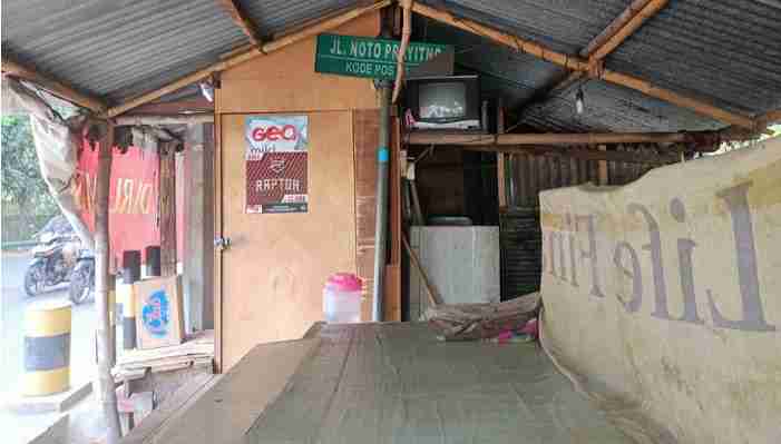 Salah satu warung yang dibangun di tepi Jalan Noto Prayitno.