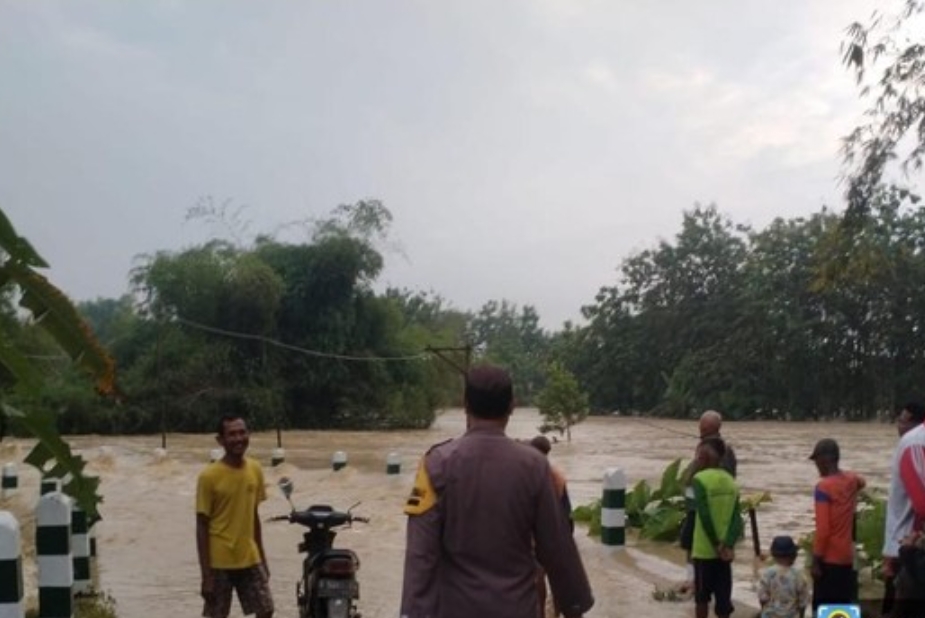 Kali gandong di kecamatan Ngasem yang mulai meluap akibat hujan intensitas tinggi