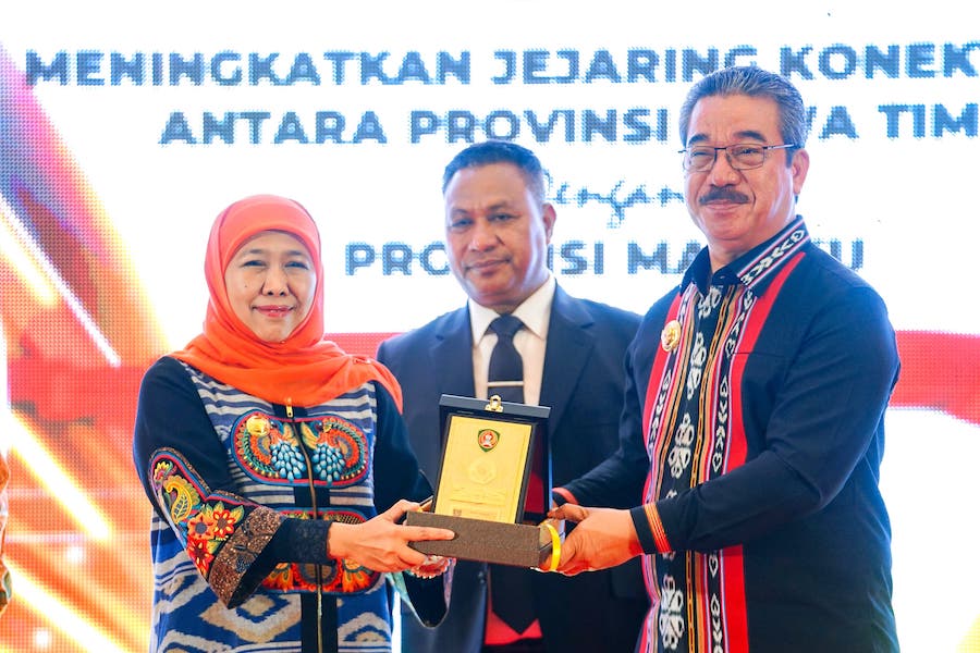 Gubernur Jawa Timur, Khofifah Indar Parawansa bersama Gubernur Maluku, Hendrik Lewerissa