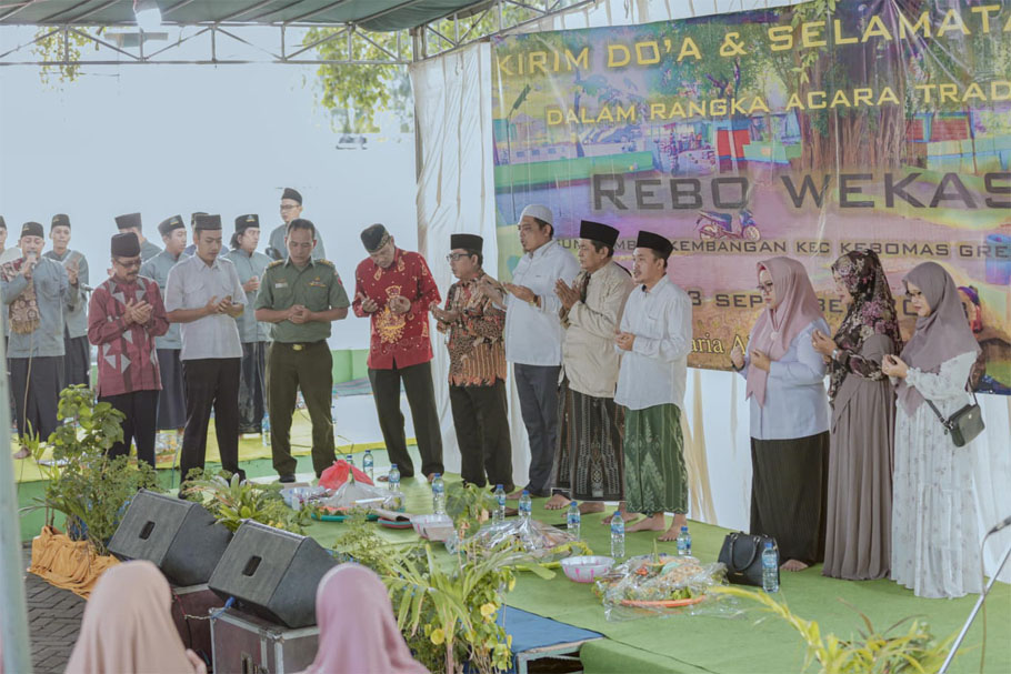 Kades Kembangan (empat dari kiri) mendampingi Wabup Gresik saat hadir di acara Rebo Wekasan.