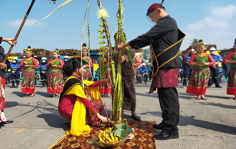 Tradisi manten tebu yang digelar untuk menandai awal musim giling tebu di pabrik gula PT Rejoso Manis Indo (RMI) di Desa Rejoso, Kecamatan Binangun, Kabupaten Blitar. (foto: ist)