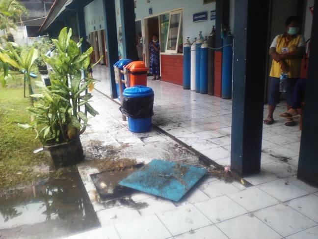 Salah satu lorong rawat inap usai kebanjiran setelah dibersihkan cleaning sercice disana. foto : nanang ichwan/HARIAN BANGSA 