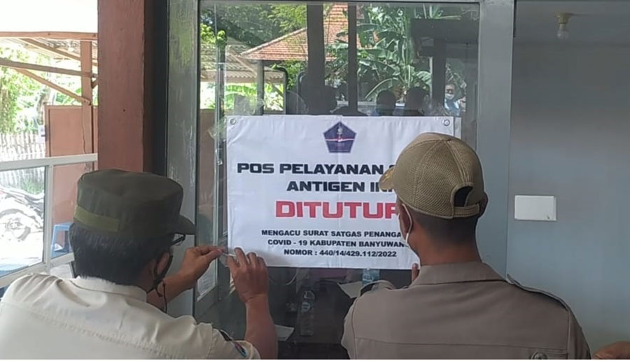 Petugas dari Satgas Covid-19 Banyuwangi saat menutup aktivitas gerai rapid test antigen di Ketapang yang izinnya tidak lengkap. Foto: TEGUH PRAYITNO/BANGSAONLINE