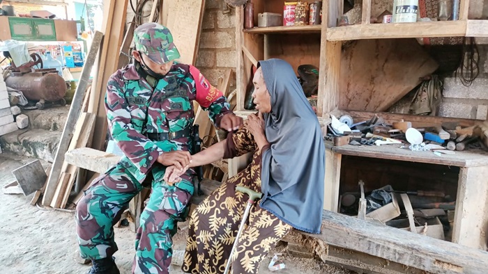 Serda Saejan sedang memeriksa kondisi Ibu Muasri.