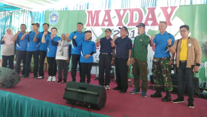 Bupati Fadeli foto bersama dengan perwakilan buruh usai memberi sambutan.