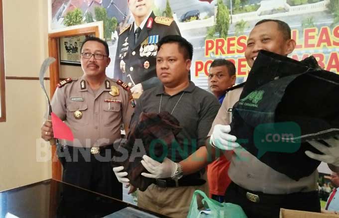 Kasatreskrim Polres Jombang, AKP Norman Wahyu Hidayat (tengah) menunjukkan barang bukti, Kamis (10/8/2017). foto: ROMZA/ BANGSAONLINE 