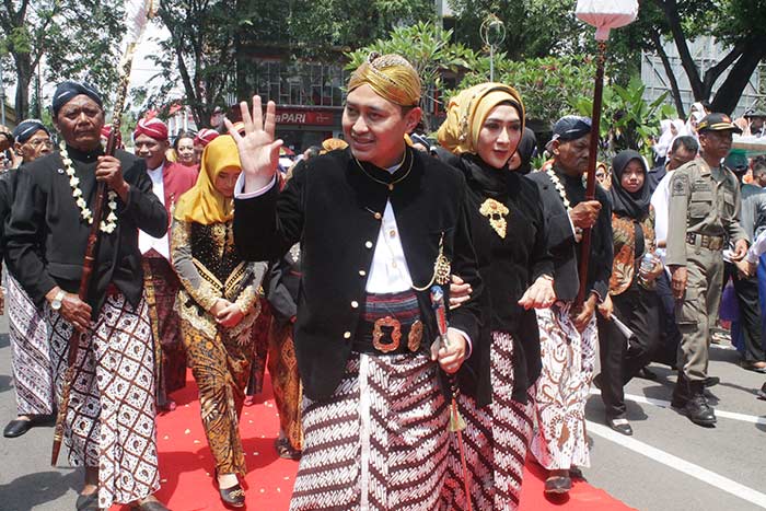 Bupati Nganjuk Novi Rahman Hidayat saat menyapa masyarakat. foto: BAMBANG/ BANGSAONLINE