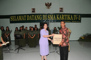 ?

Ketua Umum Dharma Pertiwi Ibu Koes Moeldoko saat berada di SMA Kartika Surabaya. foto: puspen TNI