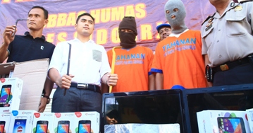 Polisi saat menggelar BB hasil pembobolan kedua tersangka di halaman Mapolres Sidoarjo. foto: Dya Ayu Wulansari/BANGSAONLINE