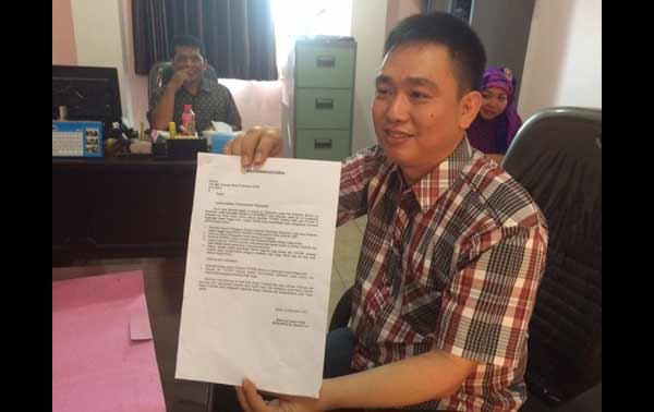 Anggota Komisi A Sujono Teguh Wijaya saat menunjukan surat keberatan warga Kelurahan Bandar Lor atas berdirinya menara BTS. foto: arif kurniawan/BANGSAONLINE