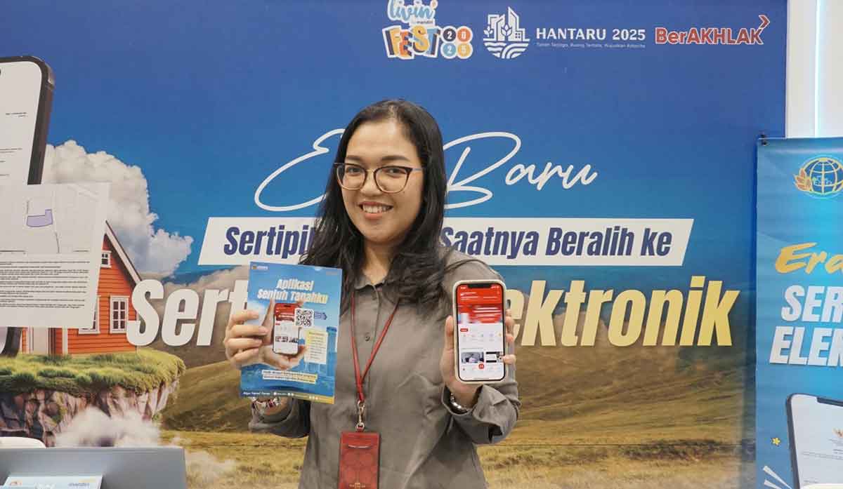 Salah satu pengunjung stan Kementerian ATR/BPN dalam pameran Livin Festival di PIK 2.
