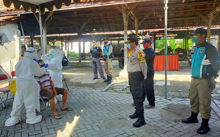Warga perbatasan sedang jalani tes swab.