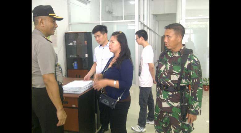 Kapolsekta bersama Kasat Intel saat meninjau kantor WNA asal Cina.