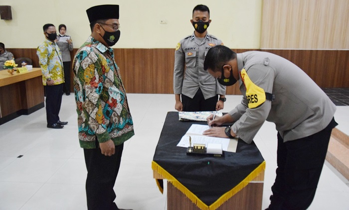 Kapolres Pamekasan Tandatangani MoU Pendaftaran Polri Tahun 2021