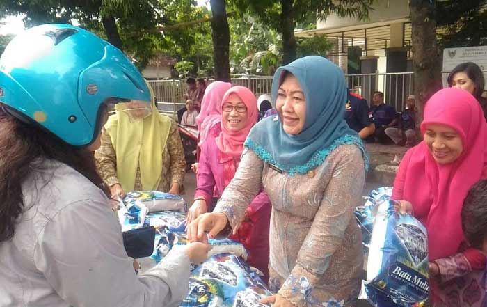 Wakil Wali Kota Kediri Lilik Muhibbah saat melayani pembeli beras di TMP. foto: ARIF K/ BANGSAONLINE