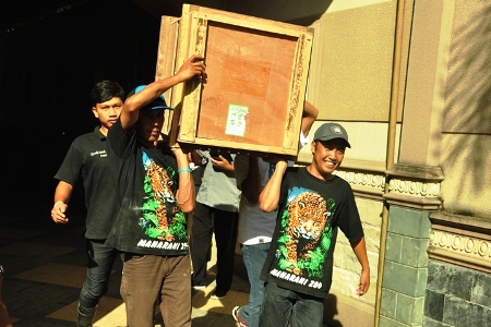 ?
Petugas saat mengangkut kotak berisi hewan Kijang dari sebuah rumah di Kelurahan Bandar Lor Kota Kediri. foto : arif kurniawan/BANGSAONLINE