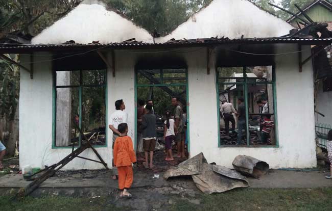 Kondisi rumah Hambali usai dilalap api. foto: eky nurhadi/ BANGSAONLINE