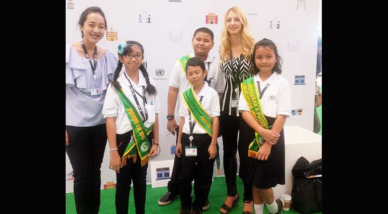 Anak-anak dan delegasi UN Habitat Prepcom3.